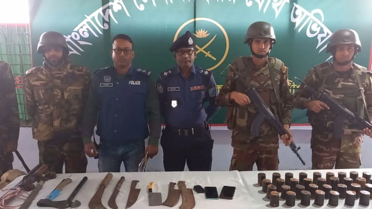 মাদারীপুরে বিপুল পরিমাণ ধারালো অস্ত্র উদ্ধার