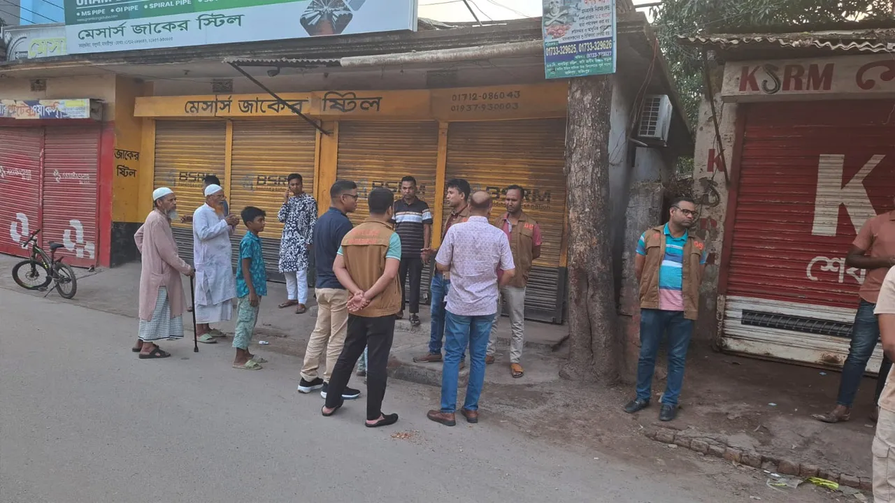 মাদারীপুরে নৈশ প্রহরীকে বেঁধে তিন দোকানের মালামাল ট্রাকে উঠিয়ে পালাল চোরচক্র