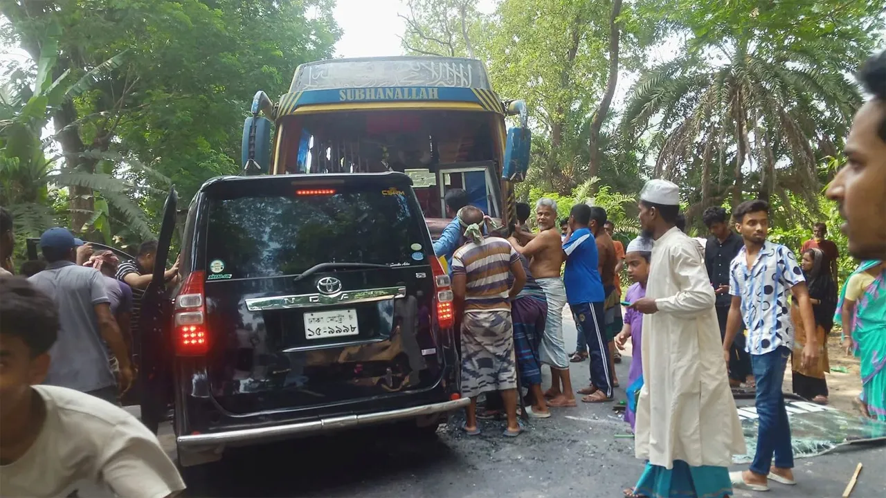 মাদারীপুরে বাস ও মাইক্রোবাসের সংঘর্ষে আহত ১০