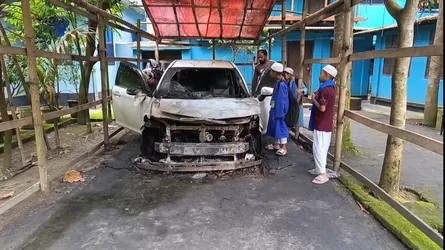 মাদারীপুরে ইসলামিক বক্তার বাড়িতে ঢুকে গাড়িতে পেট্রোল ঢেলে আগুন, এলাকায় আতঙ্ক