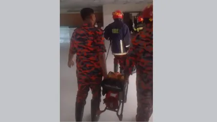 মাদারীপুরে হাসপাতালের লিফটে আটকা নারীসহ ১০ জনকে উদ্ধার