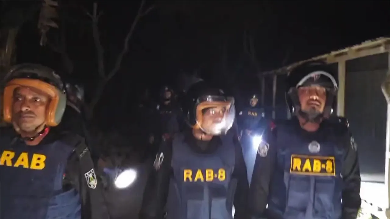 মাদারীপুরে দুইপক্ষের সংঘর্ষে শতাধিক হাতবোমা বিস্ফোরণ, আহত ৪