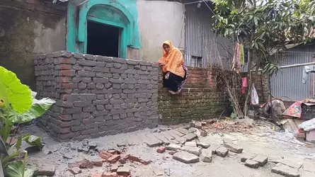 আদালতের নিষেধাজ্ঞা অমান্য করে ঘরের দরজার সামনে দেয়াল নির্মাণ