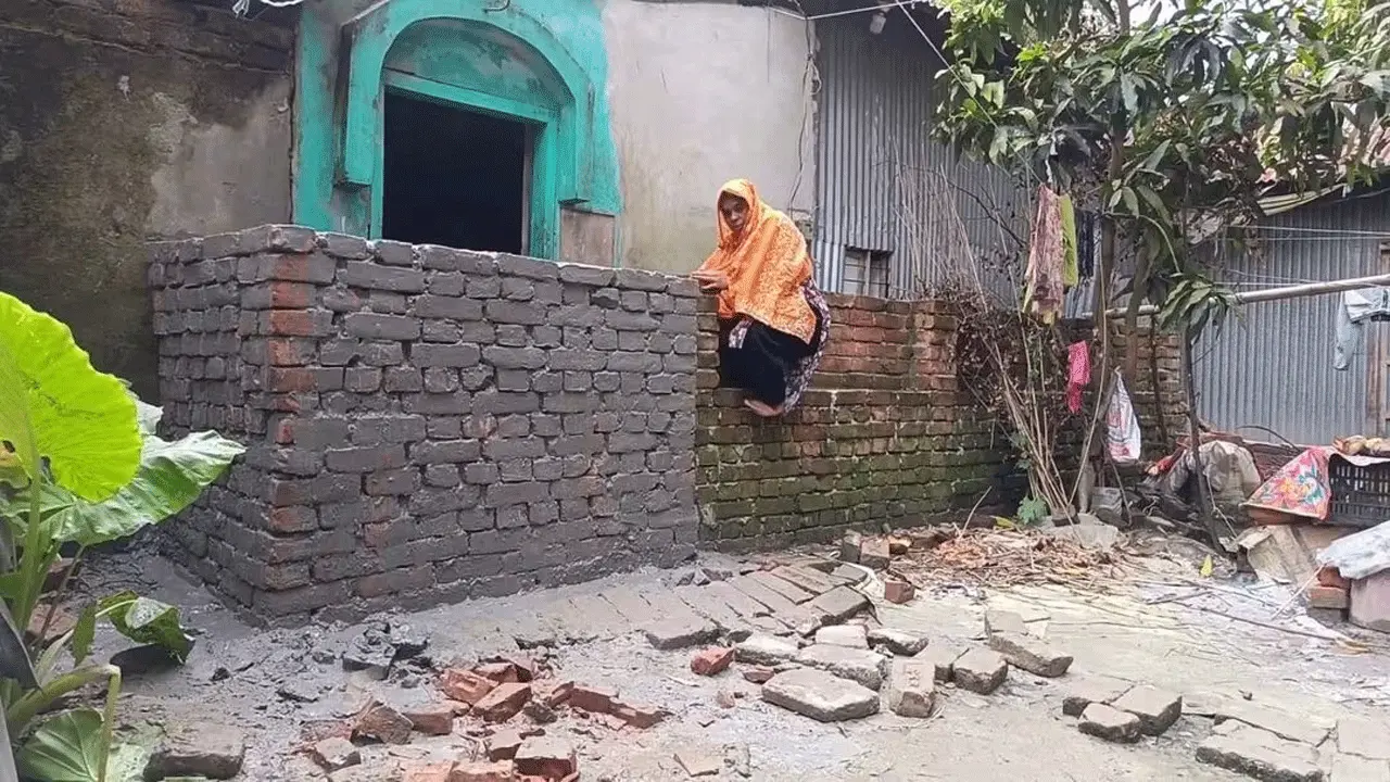 আদালতের নিষেধাজ্ঞা অমান্য করে ঘরের দরজার সামনে দেয়াল নির্মাণ