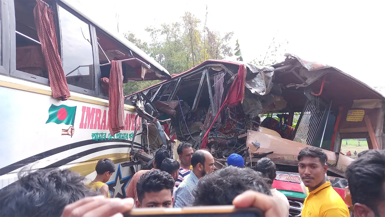 মাদারীপুরে ২ বাসের মুখোমুখি সংঘর্ষে নিহত ২, আহত ২০
