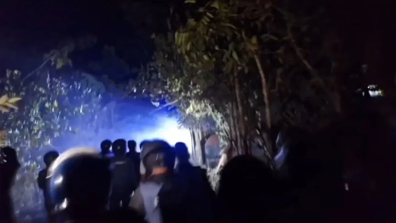 মাদারীপুরে ২ পক্ষের সংঘর্ষে শতাধিক হাতবোমা বিস্ফোরণ, আহত ২