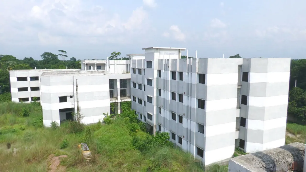 ৩২ কোটি টাকার মাদারীপুর নার্সিং কলেজের নির্মাণ কাজ বন্ধ, লাপাত্তা ঠিকাদার