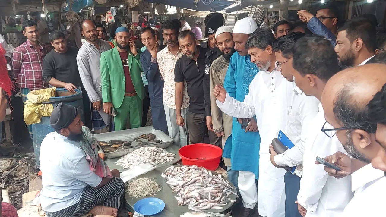 মাদারীপুরে সংসদ সদস্যকে সাথে নিয়ে বাজারে অভিযান