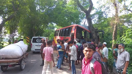 মাদারীপুরে ২ বাসের মুখোমুখি সংঘর্ষে আহত ১৫