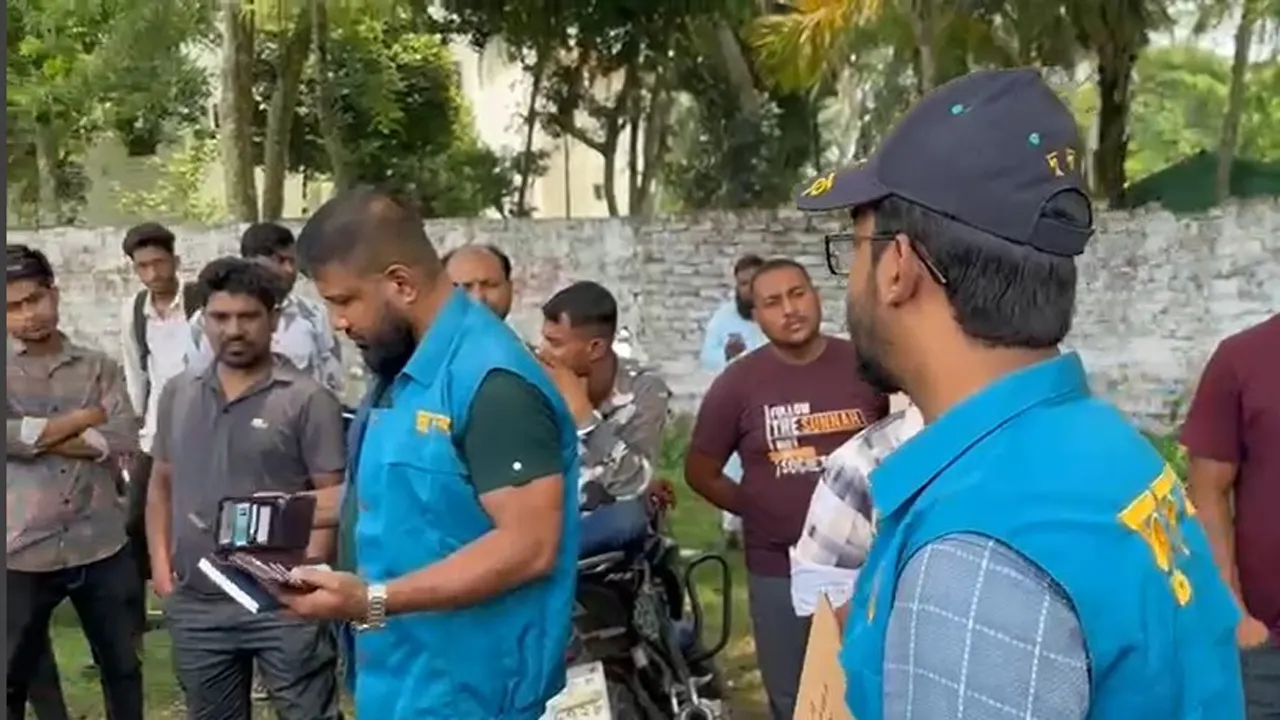 মাদারীপুরে বিআরটিএ অফিসে দুদকের অভিযান
