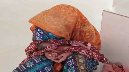 মাদারীপুরে মহাসড়কের পাশে মেয়ে সন্তান প্রসব