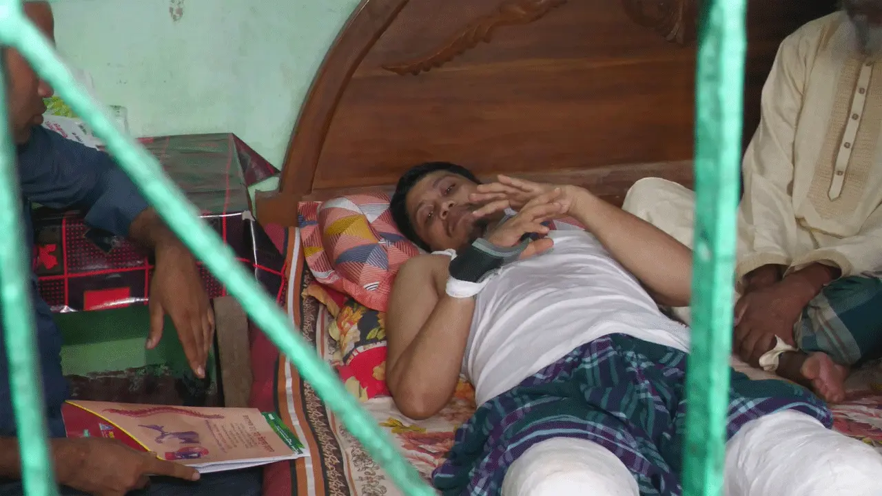 হামলায় শিক্ষককের ২ পা হারানোর শঙ্কা, অভিযুক্তের বিরুদ্ধে বিভাগীয় ব্যবস্থা