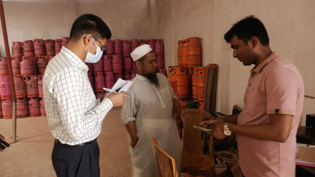 মাদারীপুরে ভ্রাম্যমাণ আদালতের অভিযানে ৪ ব্যবসায়ীকে জরিমানা