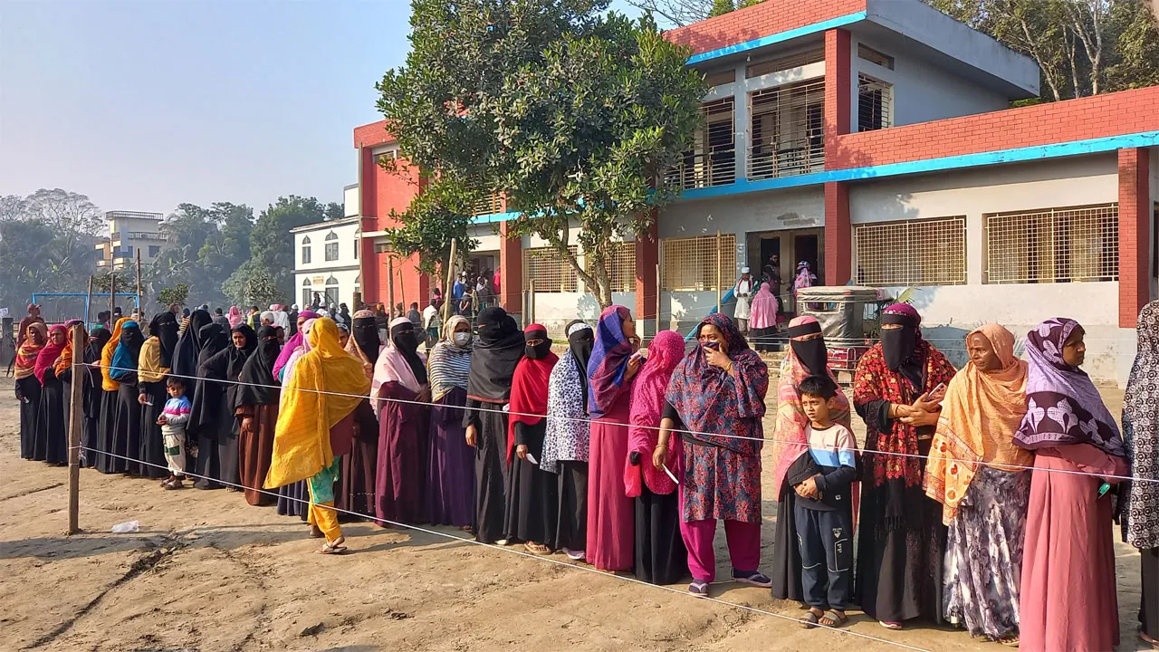 মাদারীপুরে উৎসবমুখর পরিবেশে ভোটগ্রহণ শুরু