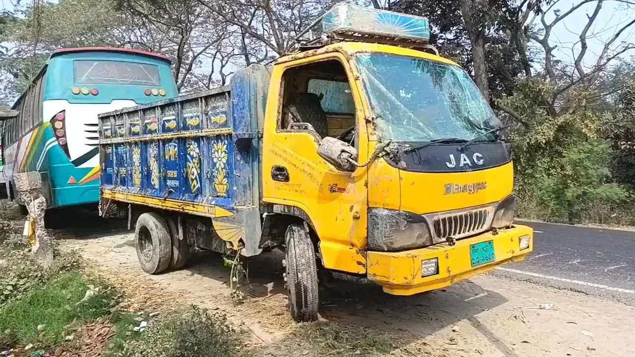 মাদারীপুরে ট্রাক উল্টে ২ মৌচাষী নিহত