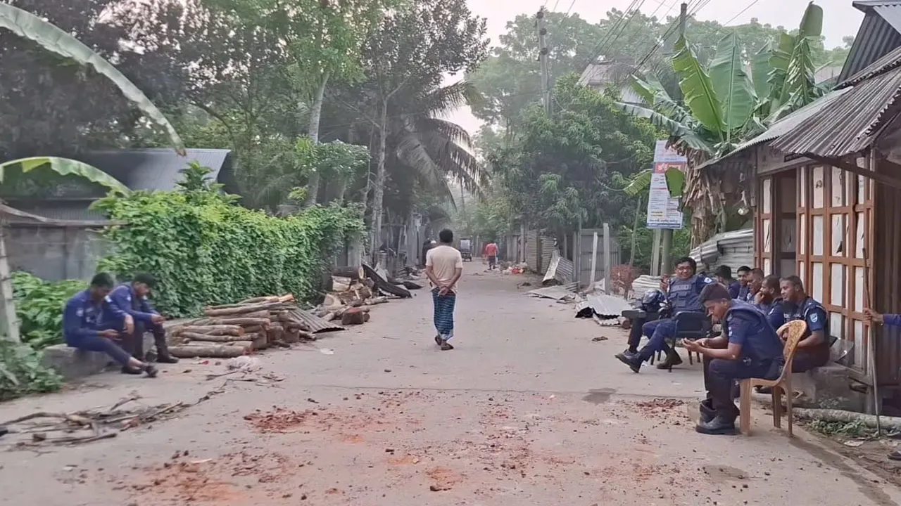 মাদারীপুরে কিশোর গ্যাংয়ের ২ গ্রুপে সংঘর্ষ, শতাধিক ককটেল বিস্ফোরণ