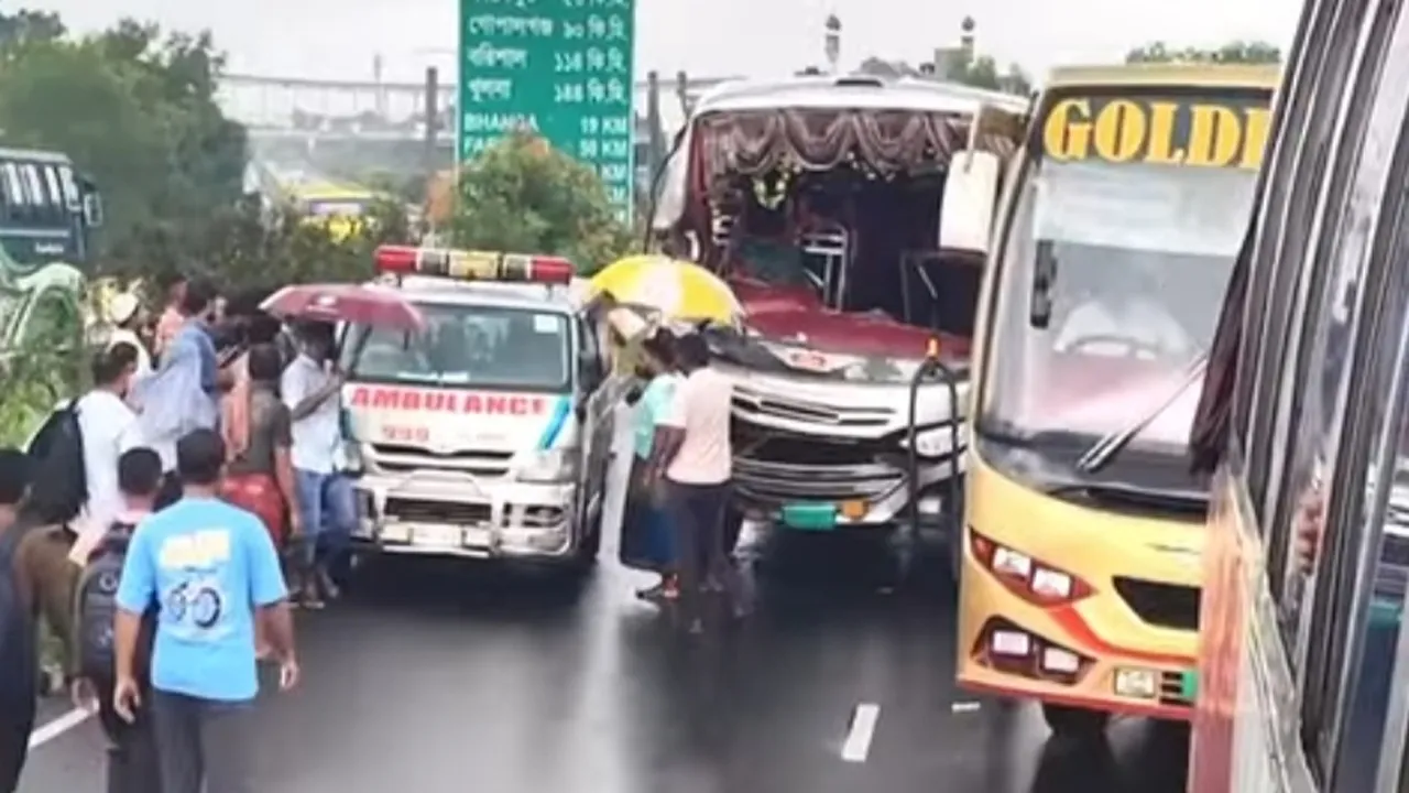 মাদারীপুরে ঢাকা-ভাঙ্গা এক্সপ্রেসওয়েতে ৪ বাসের সংঘর্ষ, আহত ২৫