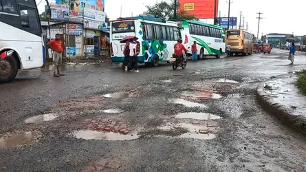 ঢাকা-বরিশাল মহাসড়কের বেহাল দশা, দুর্ঘটনার শঙ্কা