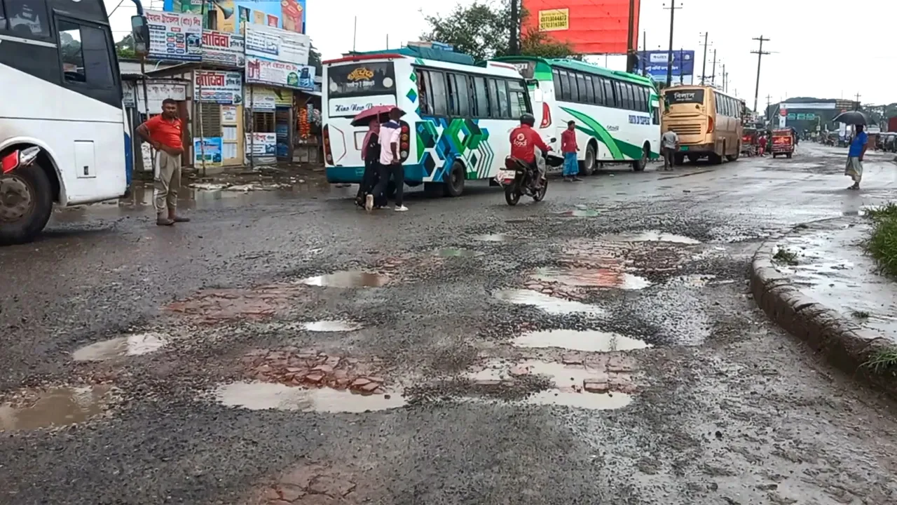 ঢাকা-বরিশাল মহাসড়কের বেহাল দশা, দুর্ঘটনার শঙ্কা