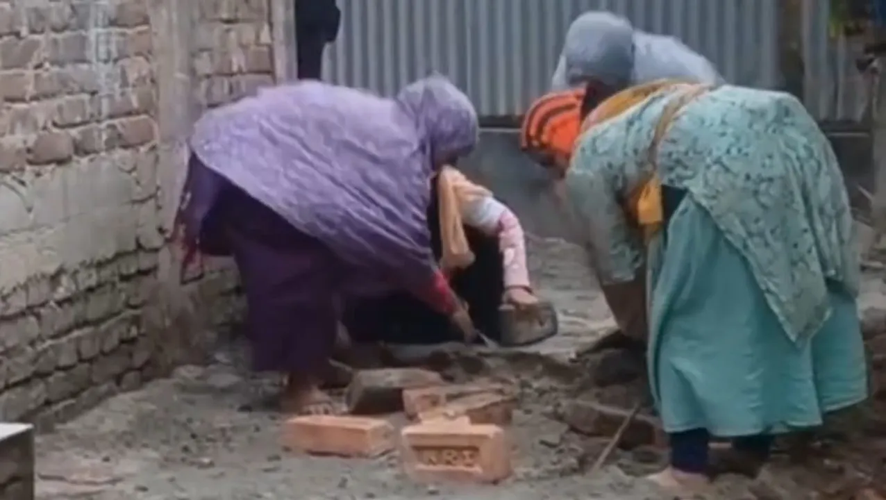 মাদারীপুরে সরকারি রাস্তার ইট তুলে নিতে বাধা দেয়ায় কুপিয়ে জখম