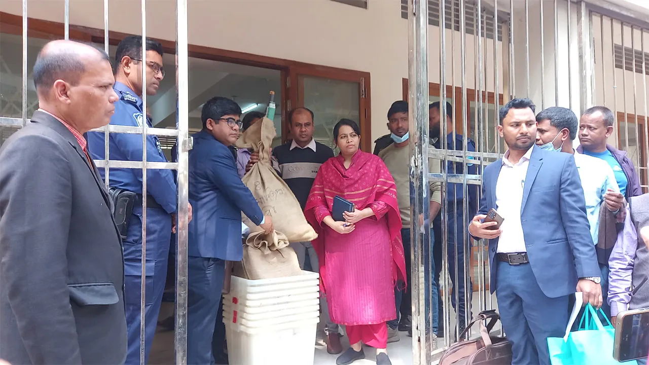 মাদারীপুরে ভোটকেন্দ্রে পৌঁছে যাচ্ছে নির্বাচনী সরঞ্জাম