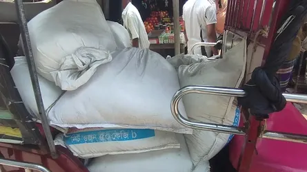 মাগুরা সরকারি চাল বিক্রির সময় ধরা টিসিবি ডিলার