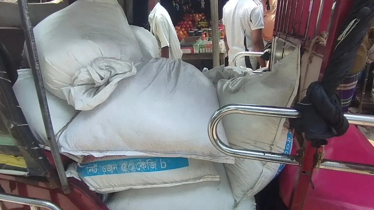 মাগুরা সরকারি চাল বিক্রির সময় ধরা টিসিবি ডিলার
