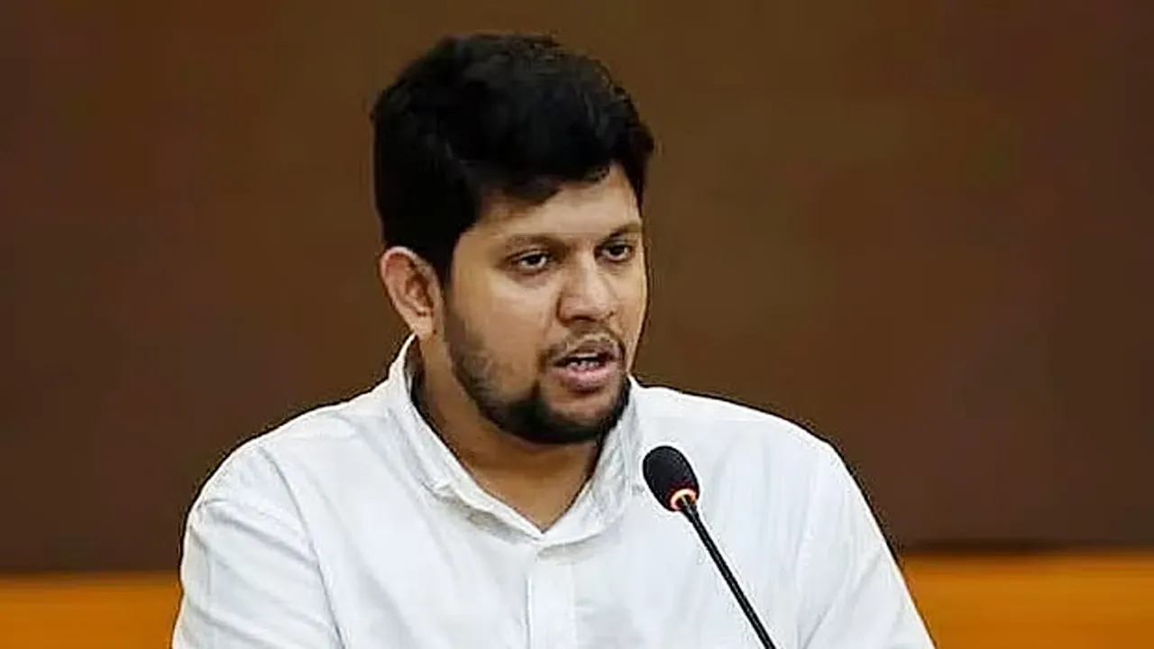 বাংলাদেশ একটা শীতল যুদ্ধে আছে, এনসিপির অংশ হচ্ছি না : মাহফুজ