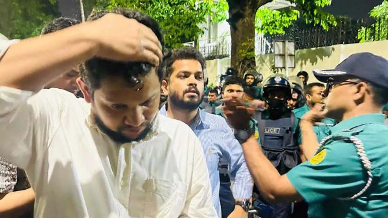 উপদেষ্টা মাহফুজের মাথায় বোতল নিক্ষেপ, অভিযুক্ত শিক্ষার্থীর খোঁজে পুলিশ