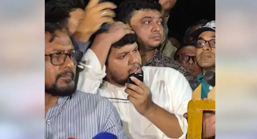 উপদেষ্টা মাহফুজের মাথায় জবি শিক্ষার্থীদের বোতল নিক্ষেপ