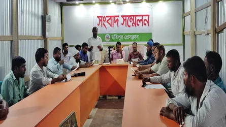 অবৈধ ট্রলিং বন্ধ করুন, নয়তো আমাদের বিষ খাইয়ে মেরে ফেলুন