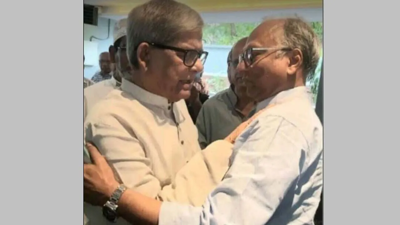মাহমুদুর রহমানের মায়ের মৃত্যুতে সান্ত্বনা দিতে গেছেন মির্জা ফখরুল