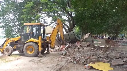 ময়মনসিংহে জয়নুল আবেদিন পার্কের অবৈধ স্থাপনা উচ্ছেদ