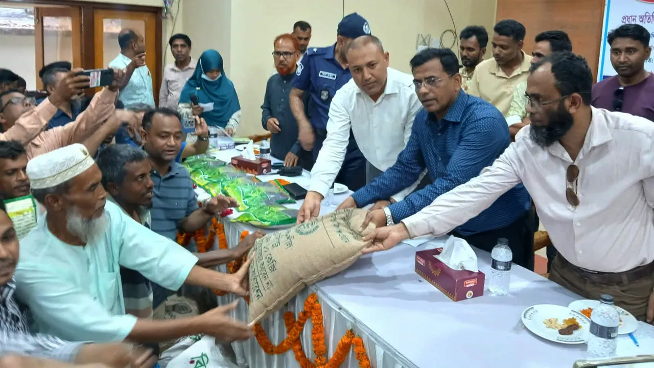 মুকসুদপুরে কৃষকদের মাঝে বিনামূল্যে বীজ, সার ও এয়ার ফ্লো মেশিন বিতরণ