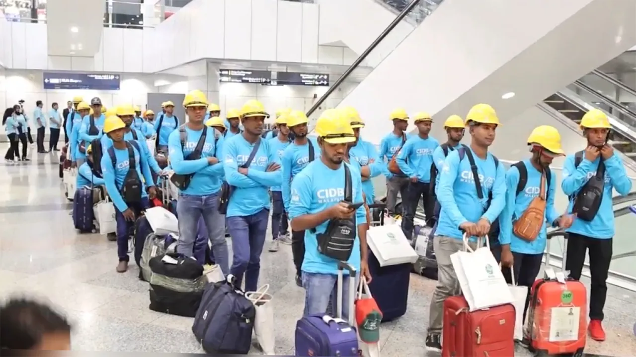 মালয়েশিয়ায় পৌঁছেছে কলিং ভিসায় আটকে পড়া ৬০ কর্মী