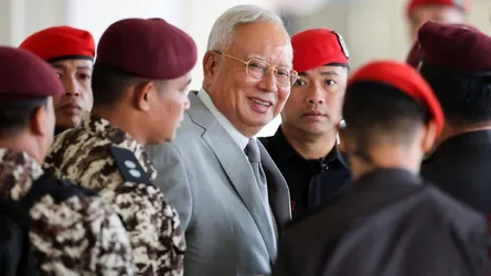 মালয়েশিয়ার সাবেক প্রধানমন্ত্রীর বাড়িতে সাজাভোগের আবেদন প্রত্যাখ্যান