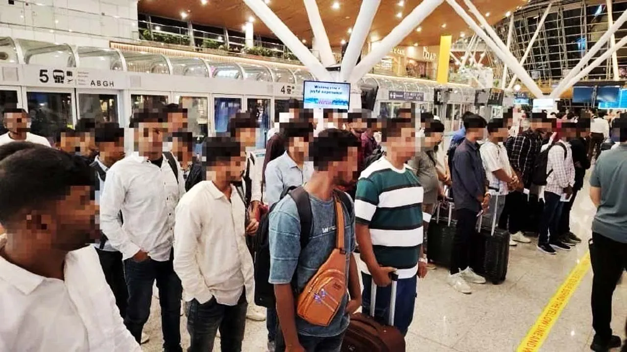 ৯৮ বাংলাদেশীকে বিমানবন্দরে আটকে দিলো মালয়েশিয়া