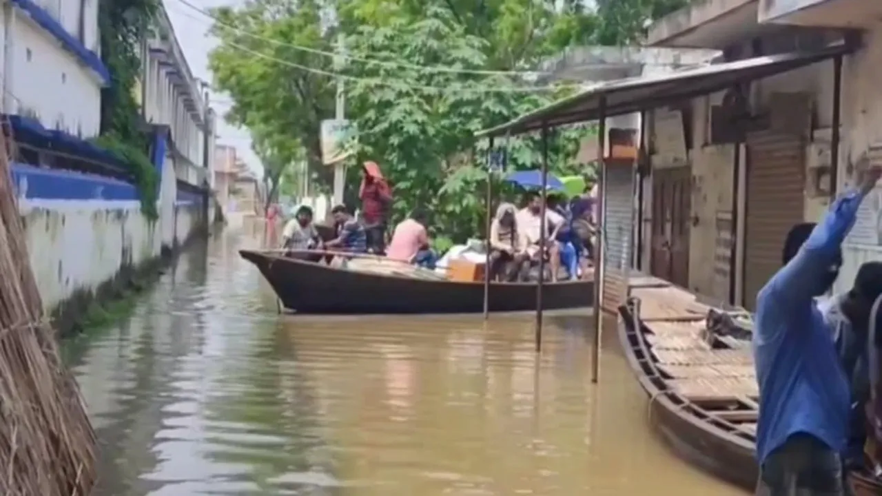 পশ্চিমবঙ্গে বন্যাকবলিত লক্ষাধিক মানুষ, গঙ্গার পানি বিপৎসীমার ওপরে