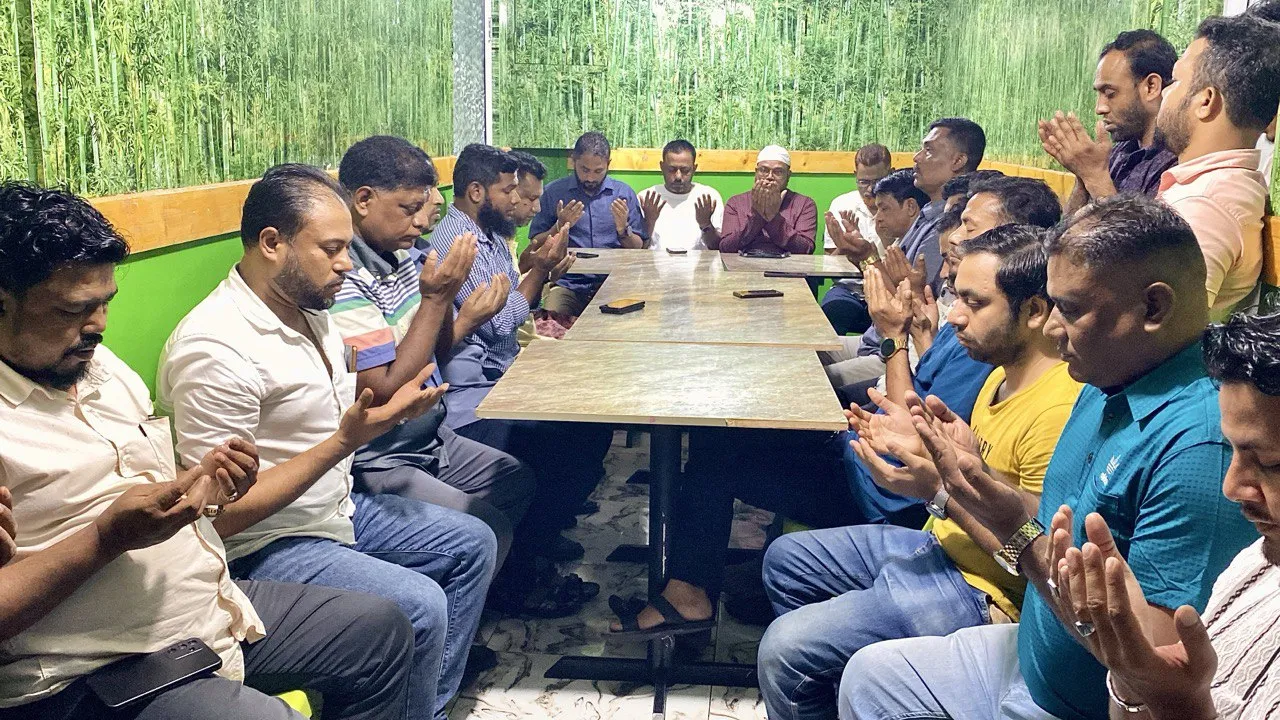মিষ্টি বিতরণ ও দোয়া মাহফিলের মাধ্যমে বিজয় উদযাপন মালদ্বীপ বিএনপির