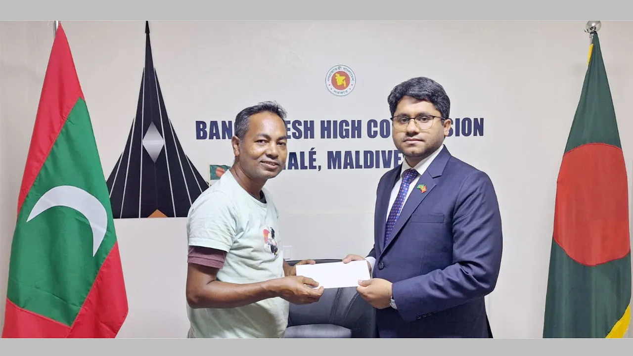 মালদ্বীপে অসুস্থ প্রবাসীকে দেশে ফেরার টিকিট দিলেন হাইকমিশনার