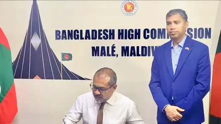 নিহতদের স্মরণে শোকবইতে মালদ্বীপের পররাষ্ট্রমন্ত্রীর স্বাক্ষর
