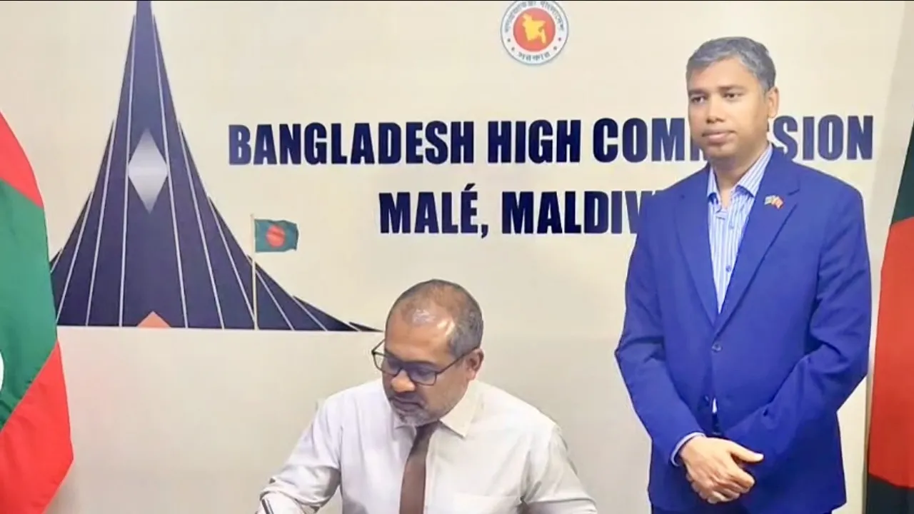 নিহতদের স্মরণে শোকবইতে মালদ্বীপের পররাষ্ট্রমন্ত্রীর স্বাক্ষর