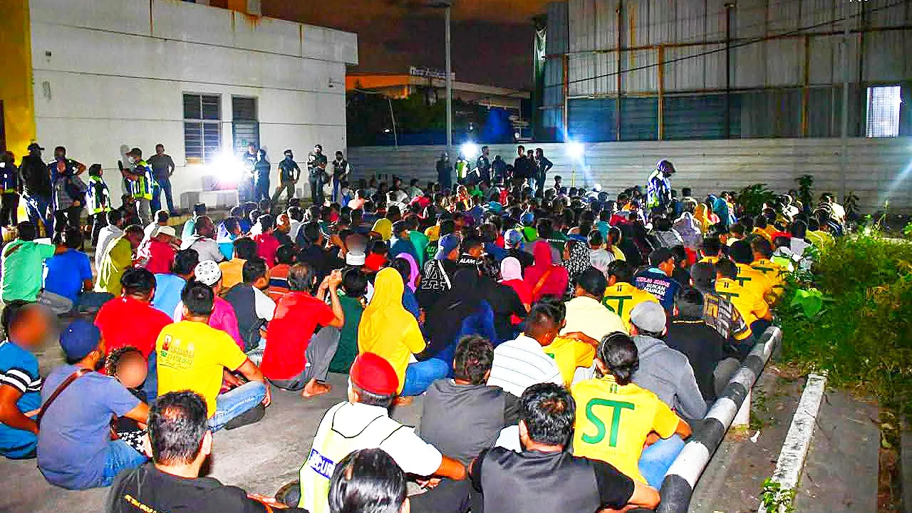 মালয়েশিয়ায় বাংলাদেশীসহ ৮৪৩ অভিবাসী আটক