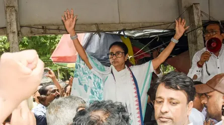 পশ্চিমবঙ্গে নতুন ক্ষমতাসীনদের বিরুদ্ধে ধর্নায় সাবেক মুখ্যমন্ত্রী মমতা