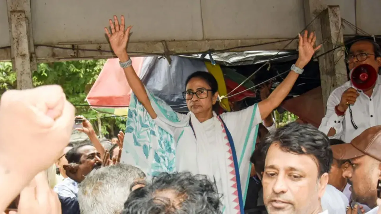 পশ্চিমবঙ্গে নতুন ক্ষমতাসীনদের বিরুদ্ধে ধর্নায় সাবেক মুখ্যমন্ত্রী মমতা