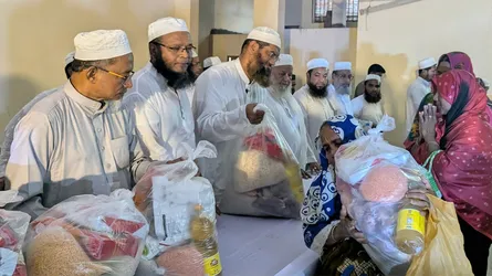 হাটহাজারীতে বন্যার্তদের মাঝে মামুনুল হকের ত্রাণ বিতরণ