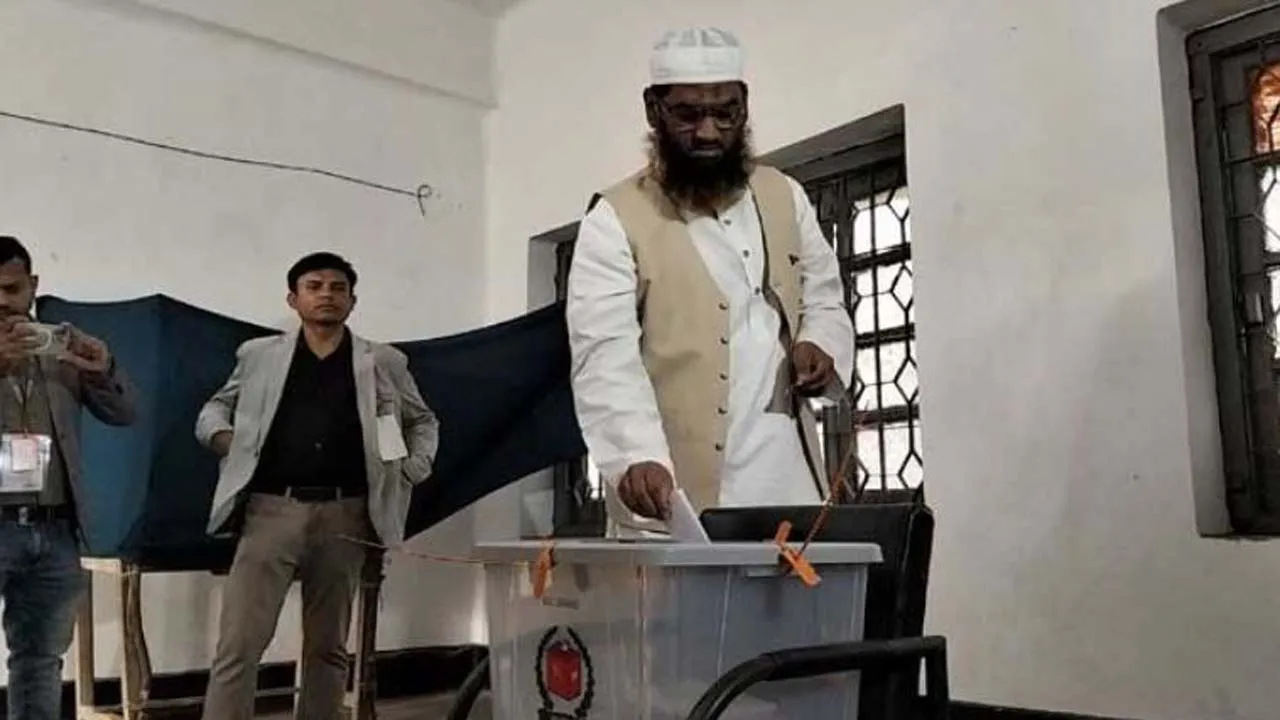 ভোট দিলেন মামুনুল হক