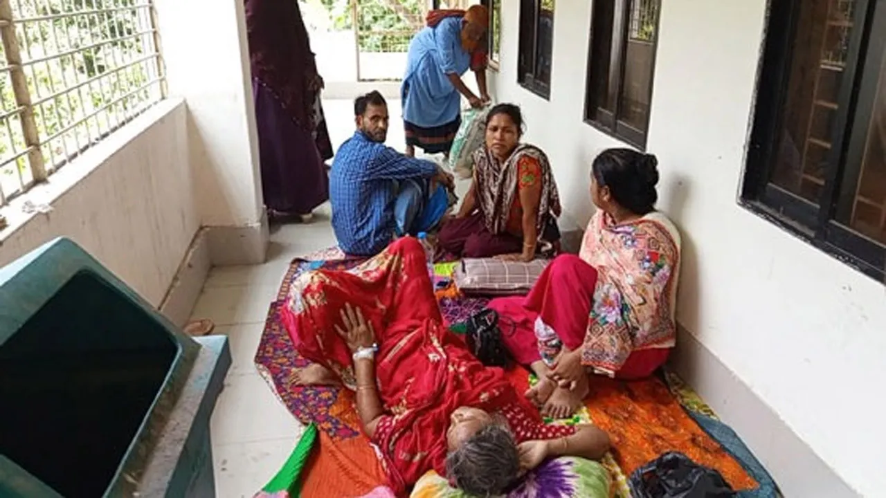 মান্দা স্বাস্থ্য কমপ্লেক্সে রোগীর চাপ, চিকিৎসা নিচ্ছেন বারান্দাতে
