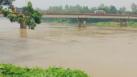 মান্দায় আত্রাই নদের পানি হু হু করে বাড়ছে, ৩০টি পয়েন্ট ঝুঁকিপূর্ণ