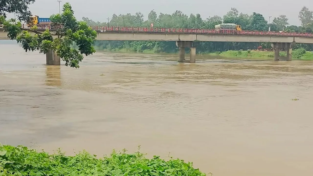 মান্দায় আত্রাই নদের পানি হু হু করে বাড়ছে, ৩০টি পয়েন্ট ঝুঁকিপূর্ণ